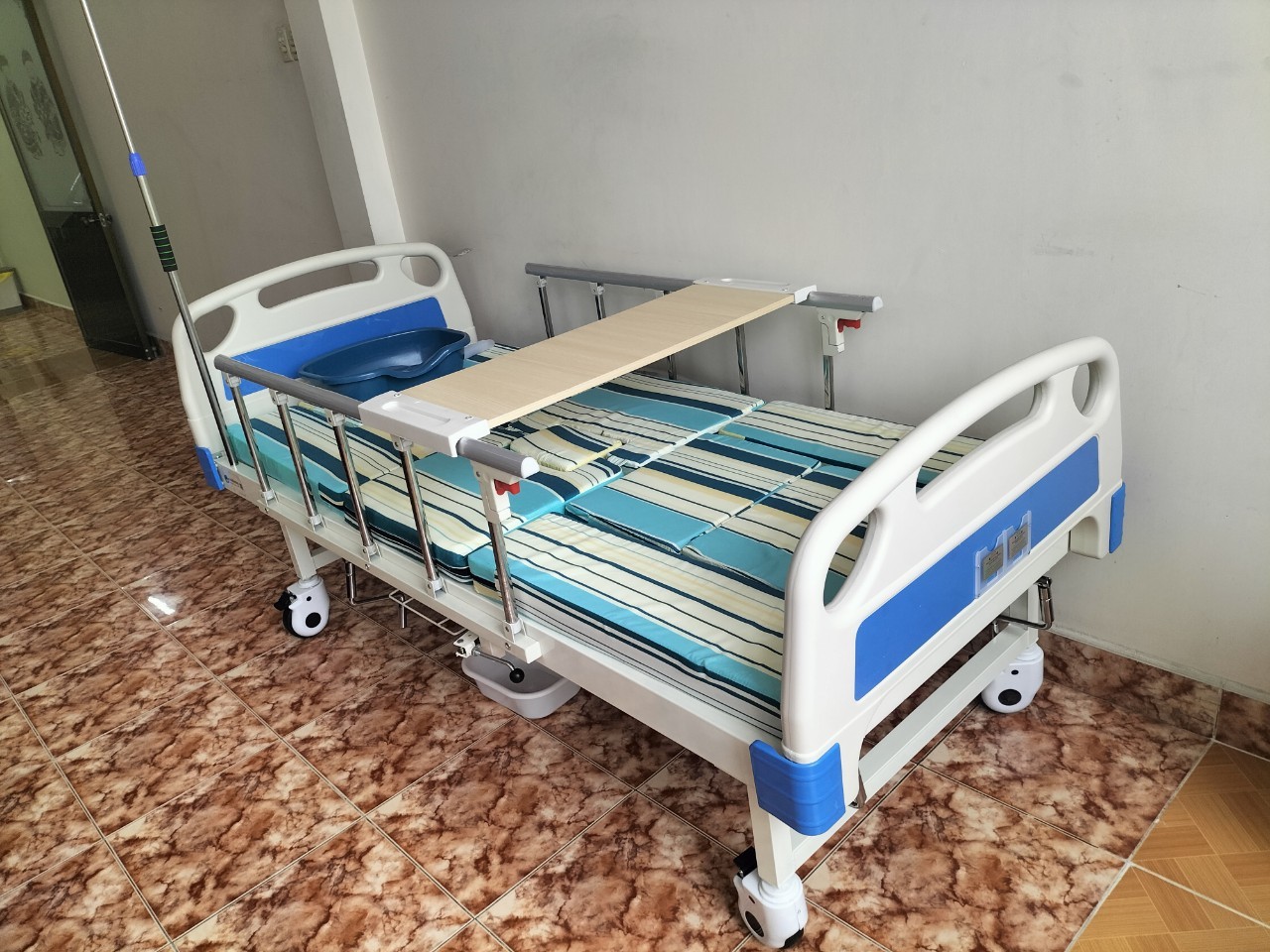 Giường cho người già
